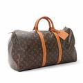 Louis Vuitton Keepall 50 i monogram canvas med hank, lynlås, ét stort rum og brunt foer. H. ca. 30 cm. L. ca. 50,5 cm. B. ca. 24 cm.