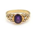 Diamant- og ametystring af 18 kt. guld prydet med facetslebet ametyst flankeret af brillantslebne diamanter. Str. 57,5. Ca. 2000.