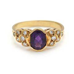 Diamant- og ametystring af 18 kt. guld prydet med facetslebet ametyst flankeret af brillantslebne diamanter. Str. 57,5. Ca. 2000.