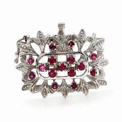 Rubinlås af 18 kt. hvidguld prydet med facetslebne rubiner. L. ca. 2,5 cm. Ca. 1960.