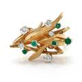 Smaragd og diamant ring af 21,6 kt guld prydet med facetslebne smaragder og brillantslebne diamanter. Str. 53,5. Ca. 1950.