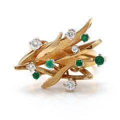 Smaragd og diamant ring af 21,6 kt guld prydet med facetslebne smaragder og brillantslebne diamanter. Str. 53,5. Ca. 1950.