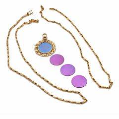 Vedhæng med to tilhørende kæder af 21,6 kt. guld. Udskiftelige kulørte plader af metal samt ekstra led medfølger. L. ca. 56 og 5 cm. Vægt ca. 72 gr. 3