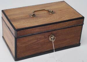 TRÄSKRIN 1800-TAL I MAHOGNY, BR 25, DJ 15, HÖ 12 CM