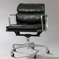 Charles Eames, Ray Eames EA 434. Soft Pad armstol med stel af forkromet aluminium med hjul. Betrukket med sort skind.