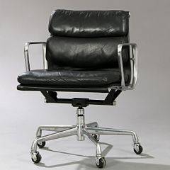 Charles Eames, Ray Eames EA 434. Soft Pad armstol med stel af forkromet aluminium med hjul. Betrukket med sort skind.