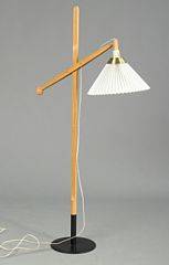 Vilhelm Wohlert Standerlampe af bøg med justérbar arm, monteret på fod af sortlakeret metal, med plisseret skærm. H. 150.