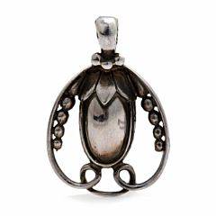 Georg Jensen Halskæde med vedhæng af oxideret sterlingsølv. L. ca. 55 cm. Dess. nr. 1990. Efter 1945. Æske medfølger.