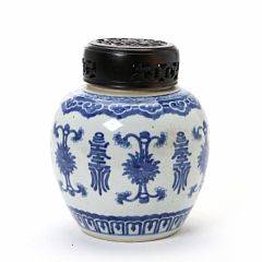 Kinesisk bojan af porcelæn dekoreret i blåt med lotus, longivity tegn og design, låg af udskåret hardwood. Ca. 1900. H. 1719 cm.