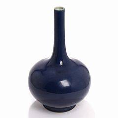 Kinesisk vase af blåglaseret porcelæn. 20. årh. H. 36.