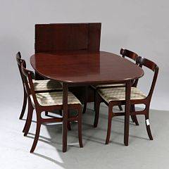 Ole Wanscher Rungstedlund. Spisestue af mahogni, bestående af spisebord samt et sæt på ti stole. Udført hos P. Jeppesen. 13