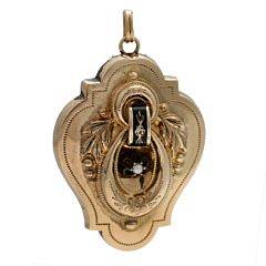 Perlevedhæng af 8 kt. guld prydet med sort emalje og kulturperle. L. ca. 4,5 cm. Vægt ca. 7,5 gr. Begyndelsen af 1900-tallet.