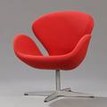 Arne Jacobsen Svanen. Hvilestol med drejestel på firpas fod af aluminium. Sider, sæde og ryg betrukket med rødt stof. Model 3316.