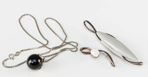 Royal Copenhagen. Tre vedhæng af porcelæn og sterlingsølv 3