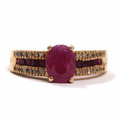 Rubin- og diamantring af 14 kt. guld prydet med facetslebet rubin flankeret af brillantslebne diamanter og facetslebne rubiner. Str. 55,5. 2008.