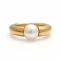 Cartier Ring af 18 kt. guld prydet med ferskvandskulturperle. Stemplet Cartier E02245. Str. 50.