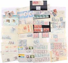 Grønland. Parti ældre mærker i poser, bl.a. pose med en del Pakkeporto-mærker.