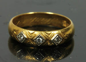 Ring, 23K guld med 3 gammalslipade diamanter Denna vara har satts till omförsäljning under nytt varunummer4187728