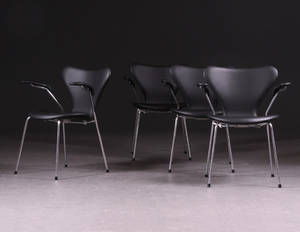 Arne Jacobsen 1902 - 1971. Sæt på fire armstole, model 3207, sort læder 4  Denne auktion er annulleret2011548