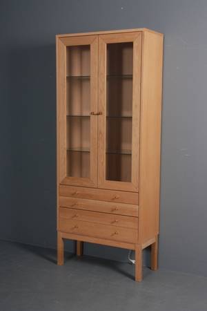 Dobbeltlåget vitrineskab i eg.