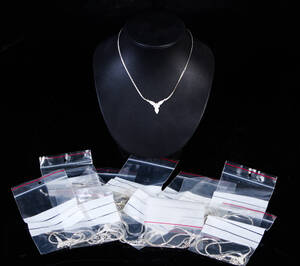 Stor Samling Halsband, 55 stycken, försilvrad metall, strass 55