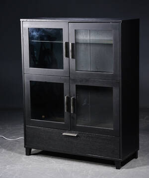 Vitrine af sortbejdset træ