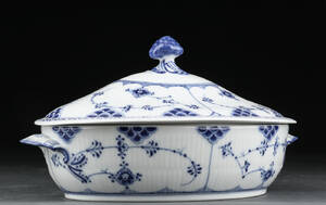 Royal Copenhagen. Musselmalet halvblonde terrin