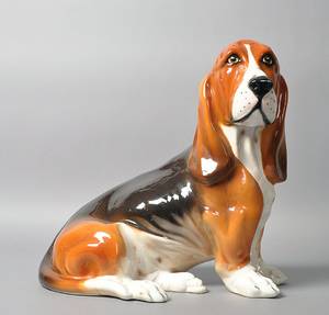 Italiensk Basset-hund i fajance. Af nyere dato.