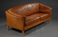 Dansk møbelproducent. To-pers. lædersofa.
