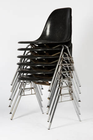Charles  Ray Eames, 6 Stühle Modell DSS von Vitra aus schwarzem Fiberglas 6 