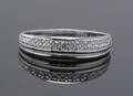Alliancering med cubic zirkonia,. 14 kt. hvidguld