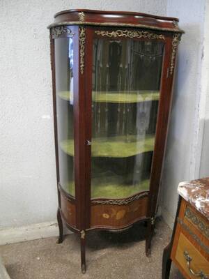 Vitrinskåp, Louis XV-stil