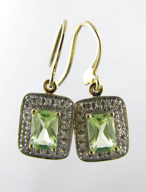 Par grøn safir og diamant ørelokker.