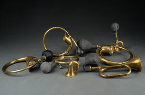 En samling på seks båthorn af messing 6.