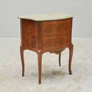 Byrå, stenskiva. Bredd 66 cm