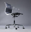 Charles Eames. Kontorstol i sort læder, model EA-117 