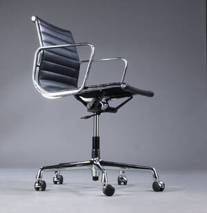Charles Eames. Kontorstol i sort læder, model EA-117 