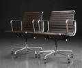 Charles Eames. Par kontorstole model EA 117, læder 2