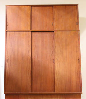 Klædeskab af teaktræ, dansk møbelproducent
