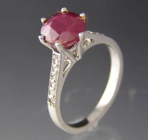 Rubin og diamant ring.