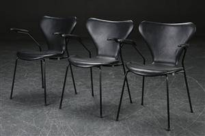 Arne Jacobsen. Tre armstole model 3207, sort læder 3