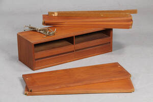 Poul Cadovius. Væghængt reolsystem af teaktræ 8 