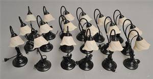 Et sæt på 18 bordlamper af metal, skærme af matteret glas. 18