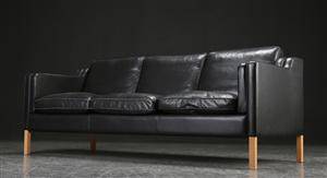 Stouby. Tre-pers. sofa, sort læder