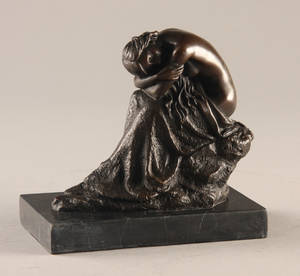 Bronzefigur af ung siddende kvinde