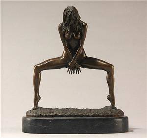 Bronzefigur af ung kvinde