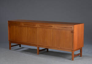 Dansk møbelproducent. Lav skænk fineret med teaktræ