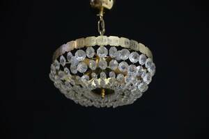 TAKLAMPA, metall, behängd med prismor, 1900-tal