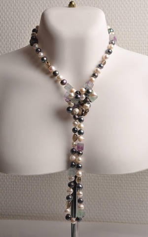 Collier med mix af ferskvands kulturperler, flourit og røgquartz