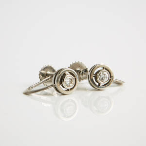 Örhängen 1 par 18 k vitguld diamanter